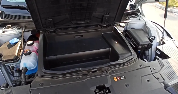 Tu je i prednji prtljažnik idealan za kablove. Veličine je 24 litara jer je riječ o modelu s dva motora i pogonom na sva četiri kotača, dok model s jednim motorom i pogonom na stražnje kotače ima prednji prtljažnik veličine 57 litara