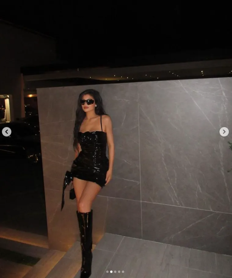 &Scaron;to je ovo? Kylie Jenner kao da snima 18+ film! U nikad vrelijem izdanju izvija se na krevetu i izaziva gre&scaron;ne misli