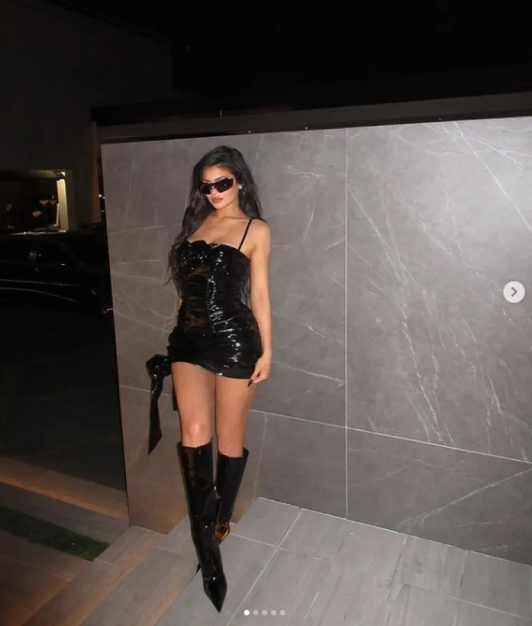 &Scaron;to je ovo? Kylie Jenner kao da snima 18+ film! U nikad vrelijem izdanju izvija se na krevetu i izaziva gre&scaron;ne misli