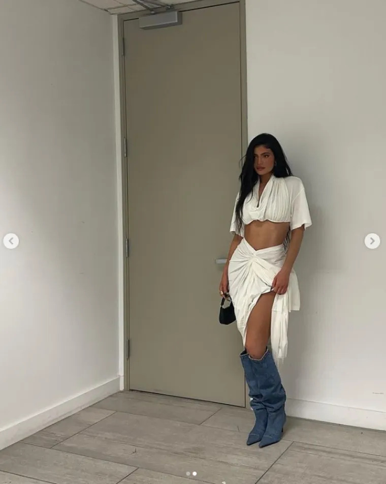&Scaron;to je ovo? Kylie Jenner kao da snima 18+ film! U nikad vrelijem izdanju izvija se na krevetu i izaziva gre&scaron;ne misli