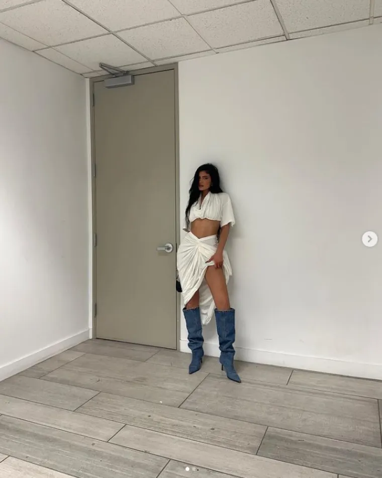 &Scaron;to je ovo? Kylie Jenner kao da snima 18+ film! U nikad vrelijem izdanju izvija se na krevetu i izaziva gre&scaron;ne misli