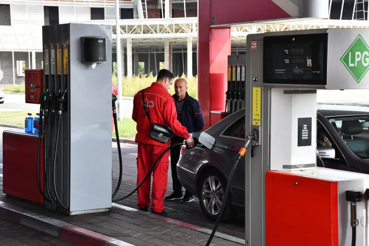 Na benzinskim postajama u Sarajevu litra dizela iznosi od 12,93 do 13,90 kuna. Cijena Super 95 benzina je od 10,62 kune do 11,39 kuna, dok je Super 98 od 11,01 kunu do 14,47.