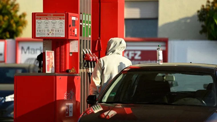 S druge strane, u Njemačkoj je cijena dizela 2,16 eura (16,26 kuna), dok je cijena eurosupera 2,01 euro (15,13 kuna)