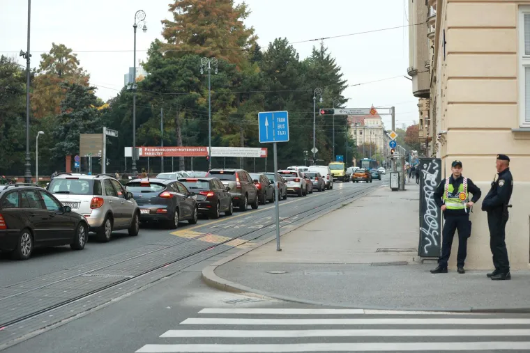 Okružili Esplanadu, pripremili željezne ograde. Zagrebački 'plavci' spremni za krimski summit, reguliraju i promet