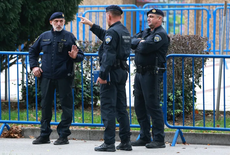 Okružili Esplanadu, pripremili željezne ograde. Zagrebački 'plavci' spremni za krimski summit, reguliraju i promet