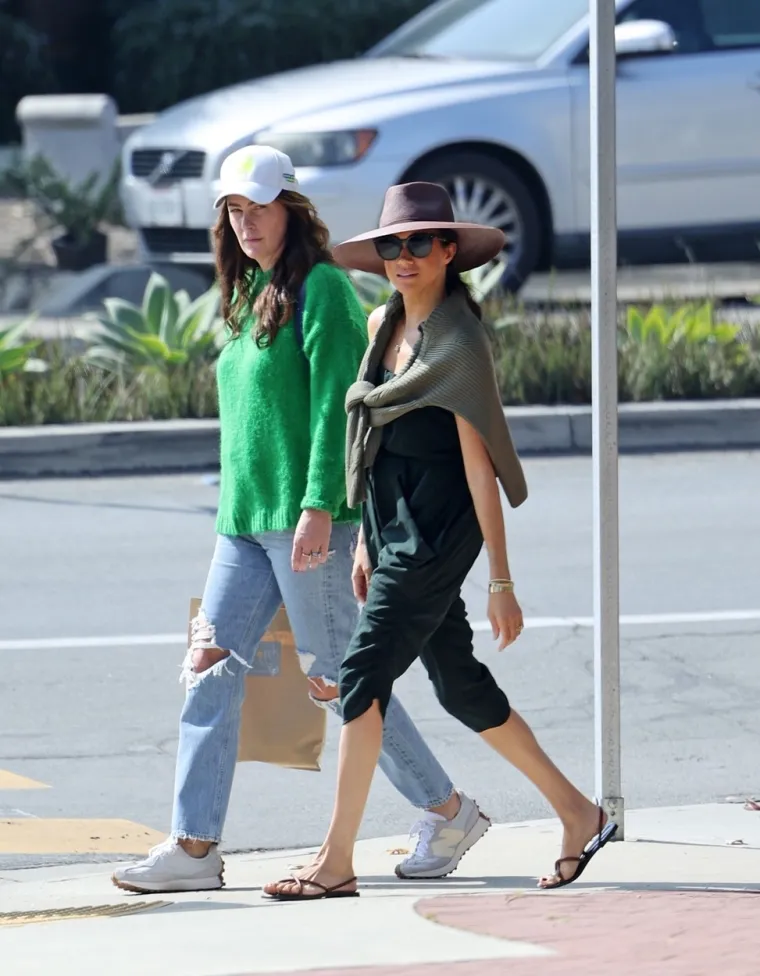 Dok je razvlače po tabloidima, Meghan Markle lagano šopingira: Iz vile je izašla u neuobičajenom izdanju u kojem bi je rijetki prepoznali