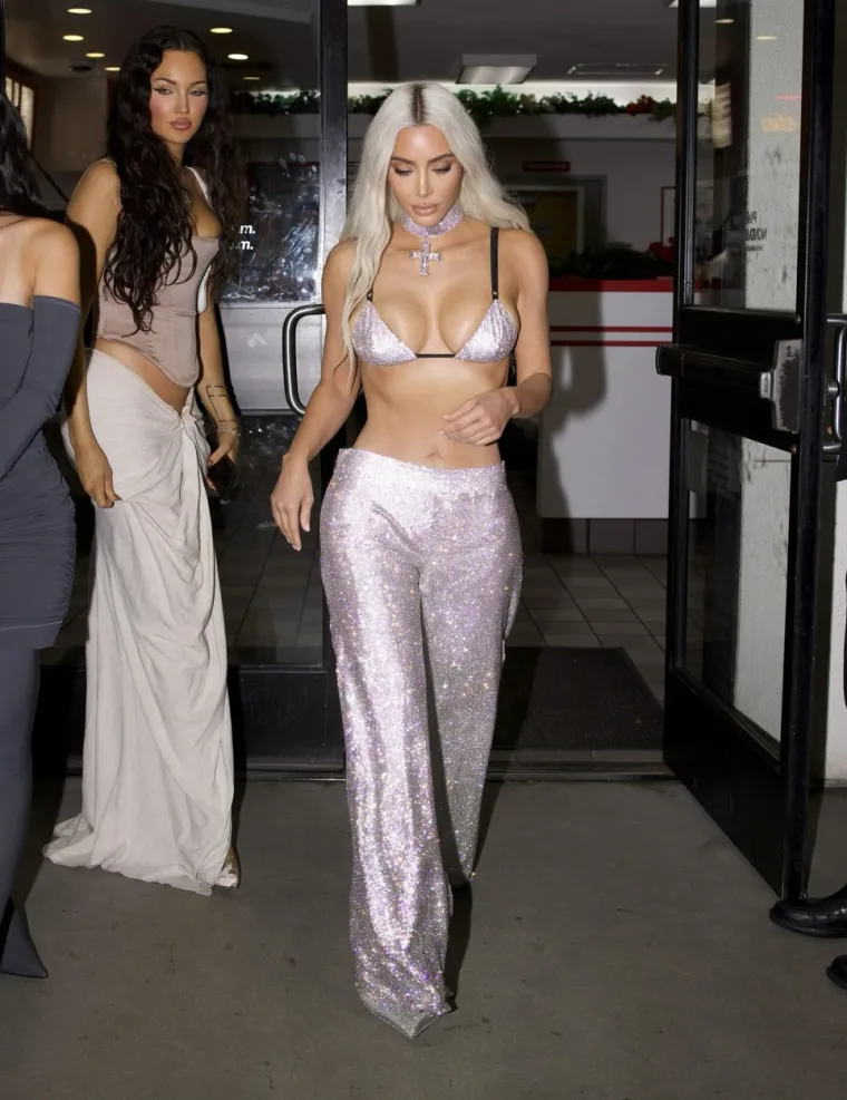 Kim Kardashian se na vlastitom rođendanskom tulumu pojavila bez grudnjaka, ali je prvi put ikad bila u sjeni - i to sjeni 'najružnije sestre'