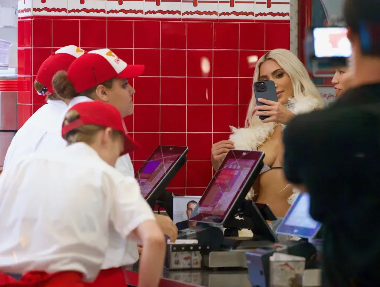 Kim Kardashian se na vlastitom rođendanskom tulumu pojavila bez grudnjaka, ali je prvi put ikad bila u sjeni - i to sjeni 'najružnije sestre'