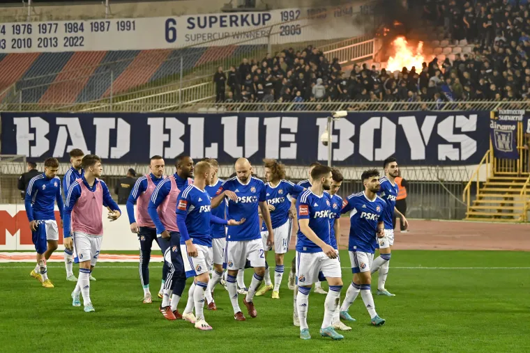 NAVIJAČKA GALERIJA Torcida se poigrala sa srpskim zastavama, a Armada održala sastanak s igračima