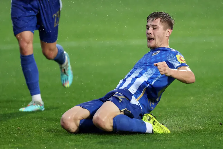 NAVIJAČKA GALERIJA Torcida se poigrala sa srpskim zastavama, a Armada održala sastanak s igračima