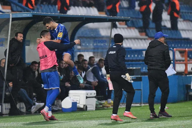 NAVIJAČKA GALERIJA Torcida se poigrala sa srpskim zastavama, a Armada održala sastanak s igračima