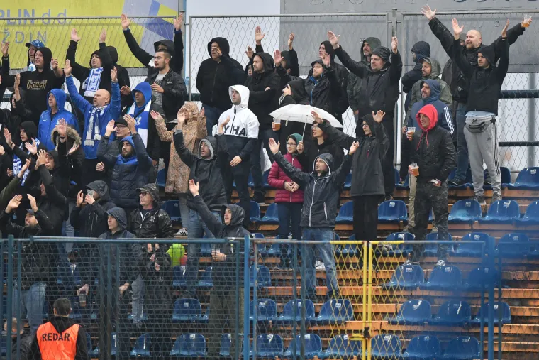 NAVIJAČKA GALERIJA Torcida se poigrala sa srpskim zastavama, a Armada održala sastanak s igračima