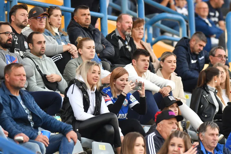 NAVIJAČKA GALERIJA Torcida se poigrala sa srpskim zastavama, a Armada održala sastanak s igračima