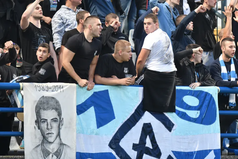 NAVIJAČKA GALERIJA Torcida se poigrala sa srpskim zastavama, a Armada održala sastanak s igračima