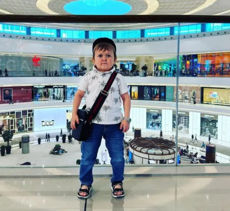 Odrastao je u siromašnim uvjetima u Dagestanu, no njegov život se promijenio prije godinu dana, kada je zbog snimke u kojoj imitira slavog borca dobio nadimak Mini Khabib i tako stekao popularnost u MMA zajednici. 