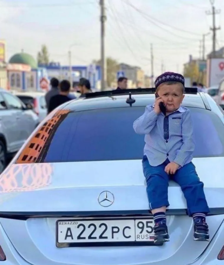 Često putuje svijetom te se vozi u privatnim avionima i automobilima, te normalno, odsjeda u najskupljim hotelima. 