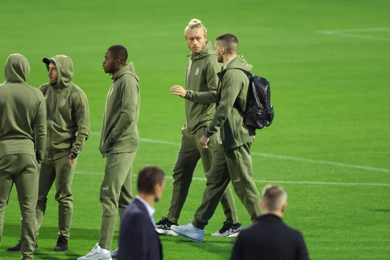 Nesvakida&scaron;nje scene na Maksimiru: Rossoneri nisu odradili trening, &scaron;etali su po stadionu