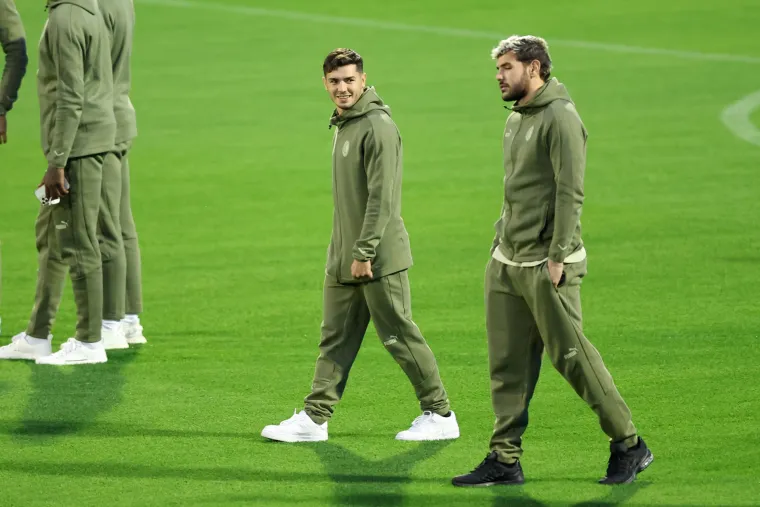 Nesvakida&scaron;nje scene na Maksimiru: Rossoneri nisu odradili trening, &scaron;etali su po stadionu