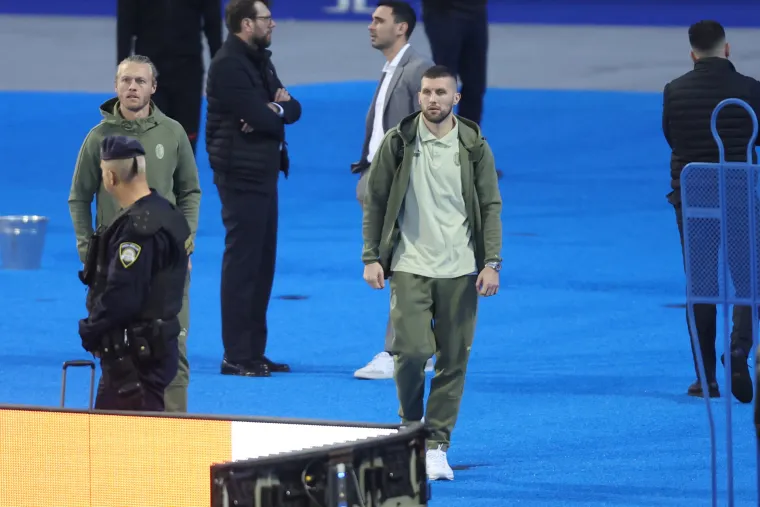 Nesvakida&scaron;nje scene na Maksimiru: Rossoneri nisu odradili trening, &scaron;etali su po stadionu