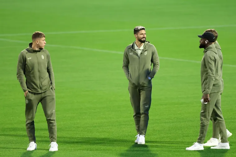 Nesvakida&scaron;nje scene na Maksimiru: Rossoneri nisu odradili trening, &scaron;etali su po stadionu