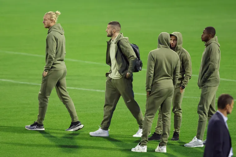 Nesvakida&scaron;nje scene na Maksimiru: Rossoneri nisu odradili trening, &scaron;etali su po stadionu