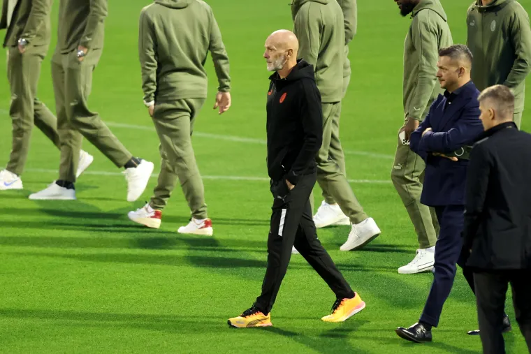 Nesvakida&scaron;nje scene na Maksimiru: Rossoneri nisu odradili trening, &scaron;etali su po stadionu