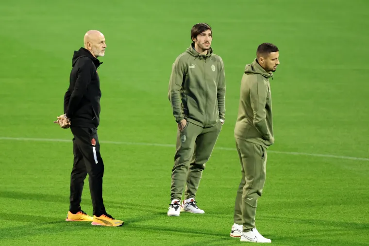 Nesvakida&scaron;nje scene na Maksimiru: Rossoneri nisu odradili trening, &scaron;etali su po stadionu