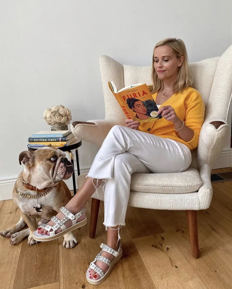 Reese Witherspoon ponosna je vlasnica čak tri psa. Osim labradora Majora, svojim je pratiteljima predstavila francuskog buldoga imena Minnie Pearl, a njezina kći Ava Phillippe nedavno je udomila psa po imenu Benji.