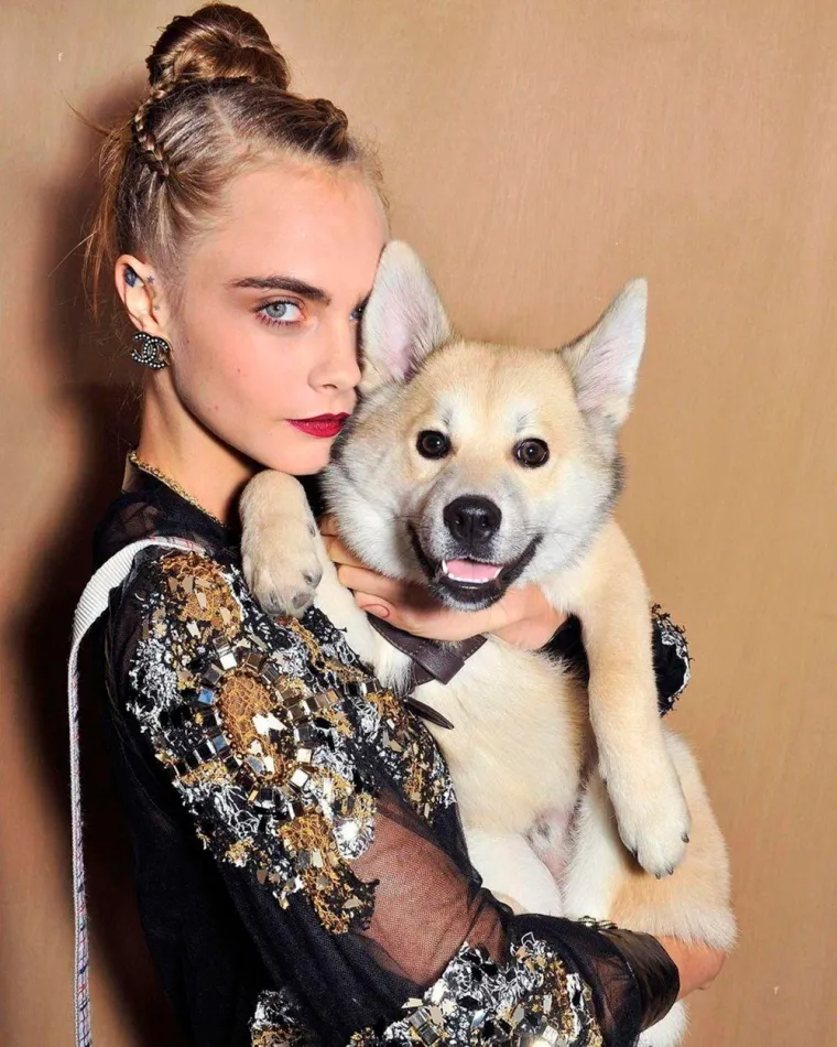 Cara Delevingne gotovo ostane neprimijećena na fotkama na kojima pozira sa svojim četveronožnim prijateljem koji često ukrade svu pozornost. 