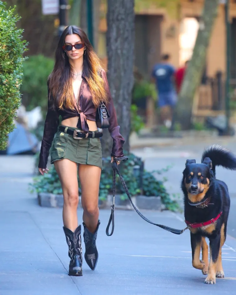 Čini se da je za vitke noge Emily Ratajkowski, osim teretane, često zaslužan i pas Colombo, kojeg često vodi u šetnju. 