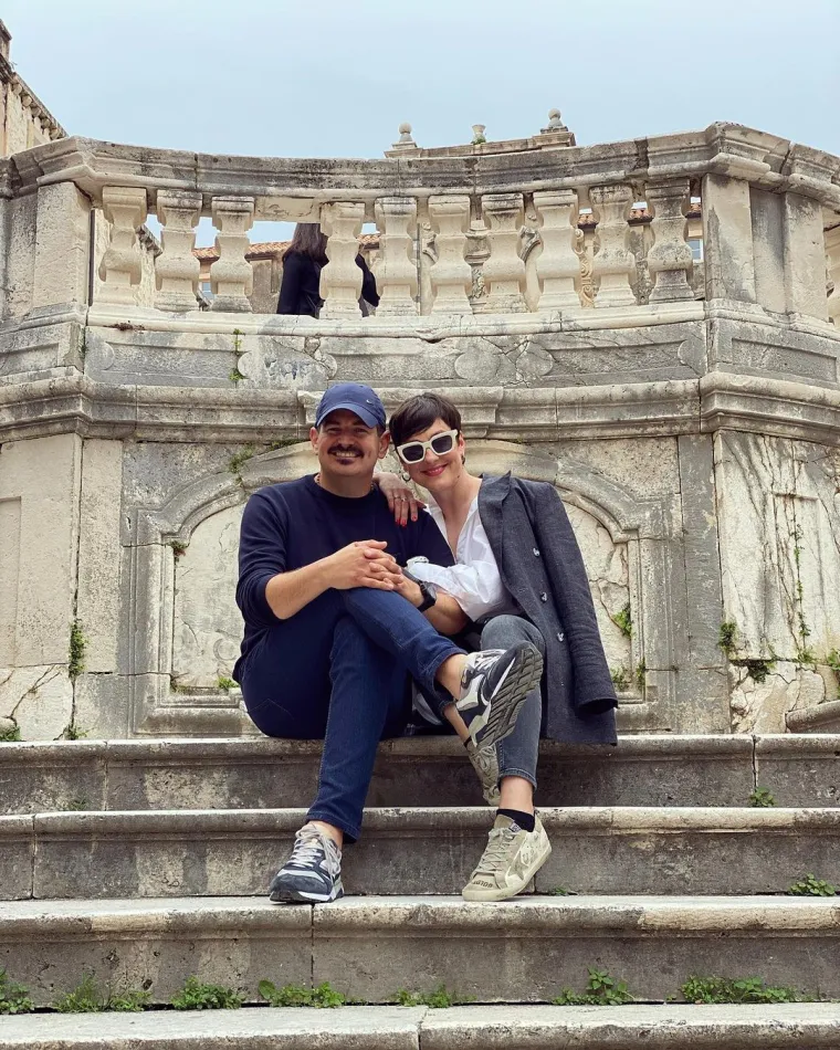 Da je vijest o razvodu došla nenadano i za Pecinu suprugu, dokazuje činjenica da je Irena još prije tri mjeseca na Instagramu posebnim videom obilježila njihovu 17. godišnjicu braka te je naglasila da vjeruje u njihovu vječnu ljubav.
&quot;Prije 17 godina i jedan dan sjela je u autobus Zagreb-Split jedna studentica, a na svim kuferima u bunkeru vukla se i njena vjenčanica… Svašta je tad bilo u toj mladoj glavi, pod srcem joj je kucalo još jedno srce, ali znala je da je sretna i da će sutra reći uzimam svom cijelom svijetu… I onda i sutra i dogodine i zauvijek i kad je lijepo i kad je manje lijepo znam tko mi srce čuva. Sretna godišnjica, ljubavi&quot;, napisala je 16. srpnja ove godine Irena na Instagramu.