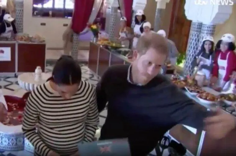 Harry se zbog svoje supruge posvađao s većinom kraljevske obitelji, no jednom je prilikom napao i kamermana. Naime, kad su 2018. Meghan i Harry bili u posjetu Maroku, jedan se kamerman pokušao približiti trudnoj Meghan malo previše za Harryjev ukus pa mu je princ &quot;pokazao zube&quot;. 