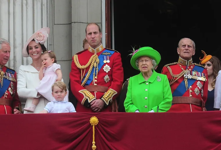 Tijekom pojavljivanja kraljevske obitelji na balkonu za ceremoniju Trooping The Colour 2016., William je, pokušavajući umiriti malog princa Georgea, čučnuo do sina, što je jako naljutilo kraljicu pa ga je pred očima cijelog svijeta izgrdila. 

