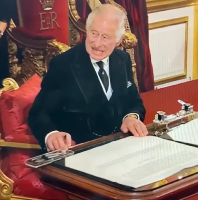 Kad je kralj Charle napokon stupio na britanski tron, oči cijelog svijeta bile su uperene u njega. Tako su brojni zapazili i kada je, tijekom potpisivanja knjige posjetitelja,  prilikom posjeta Dvorcu Hillsborough u Sjevernoj Irskoj, izgubio živce.  Tinta mu je tom prilikom iscurila na ruke: &quot;Mrzim ovo. Ne mogu podnijeti ovu prokletu stvar, svaki glupi put&quot;, rekao je. Ipak, kasnije se i sam šalio na svoj račun u vezi penkala pa je, kad mu je jedna podanica donijela jednu na poklon, olovku odmah proslijedio Camilli uz komentar: &quot;Ove su stvari baš nepouzdane&quot;. 