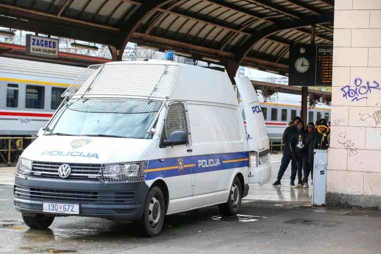 Policija na zagrebačkom Glavnom kolodvoru privela veći broj migranata