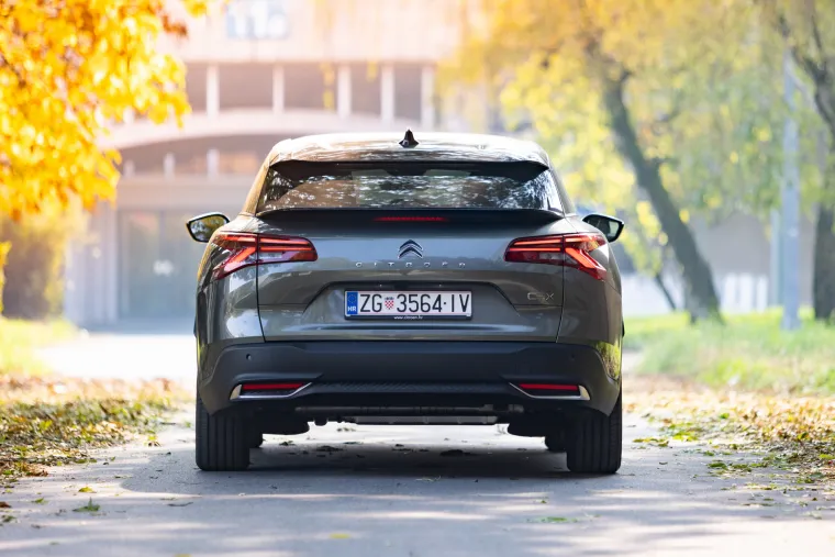 
Međuosovinski razmak od 2785 mm jamči izvrsnu prostranost u stražnjem dijelu vozila, a osim toga tu su velike vanjske dimenzije: duljina od 4805 mm, širina od 1865 mm i visina od 1485 mm. C5 X ima novi svjetlosni potpis u obliku slova V sprijeda i straga koji je predstavljen na novom modelu C4, a sastoji se od LED prednjih svjetala u cijeloj gami. Budući da je potpis vidljiv i danju i noću, njime se dodatno naglašava neobična silueta modela C5 X.