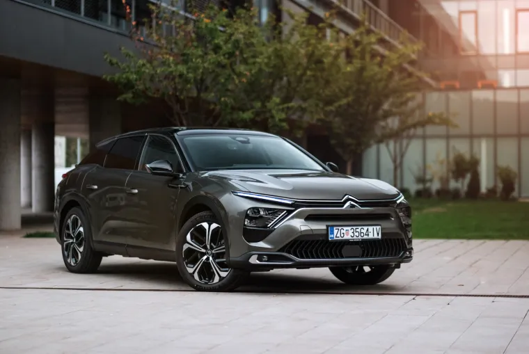 Elegancija i udobnost u kombinaciji s inovativnom, ali diskretnom tehnologijom, glavna su obilježja ovog udobnog vozila i u potpunom skladu s tradicijom marke. Sjedala Advanced Comfort u vozilu C5 X postavljaju standarde u pogledu udobnosti sjedenja kako biste se osjećali kao da ste u svom dnevnom boravku. Pružaju jedinstvenu udobnost sjedenja kao i vizualnu udobnost zahvaljujući specifičnim podstavljenim oblogama koje podsjećaju na nadmadrac. 