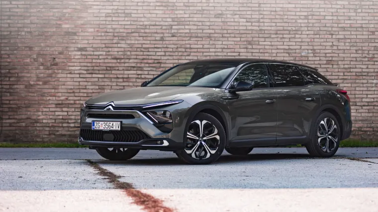 C5 X nudi plug-in hibridni motor ukupne snage 225 KS s mogućnošću vožnje više od 50 km u potpuno električnom načinu rada. Domet u električnom načinu rada prilagođen je uobičajenim svakodnevnim vožnjama korisnika te se može postići brzina od 135 km/h. Osim toga, u ponudi će biti i benzinski motori. 