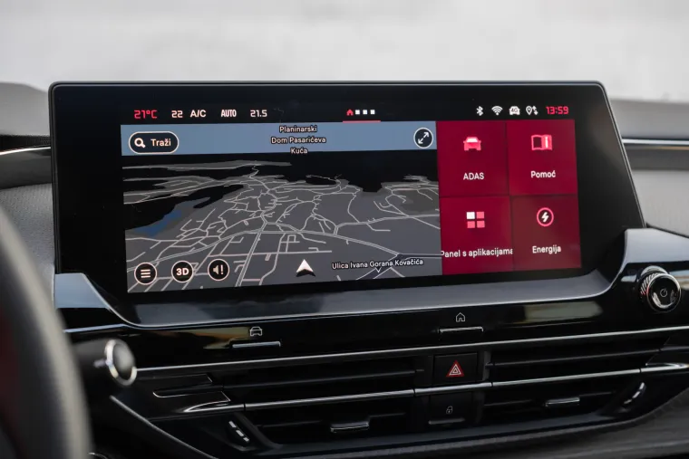 Model uvodi potpuno novo komunikacijsko sučelje u vozilima marke CITROËN koje stavlja naglasak na povezivanje. Sastoji se od dodirnog zaslona visoke razlučivosti od 12&quot;, četiri USB C utičnice i opcije bežičnog punjenja pametnih telefona, ažurira se u stvarnom vremenu putem oblaka i povezuje putem funkcije zrcaljenja zaslona bez potrebe za priključivanjem pametnog telefona. 
