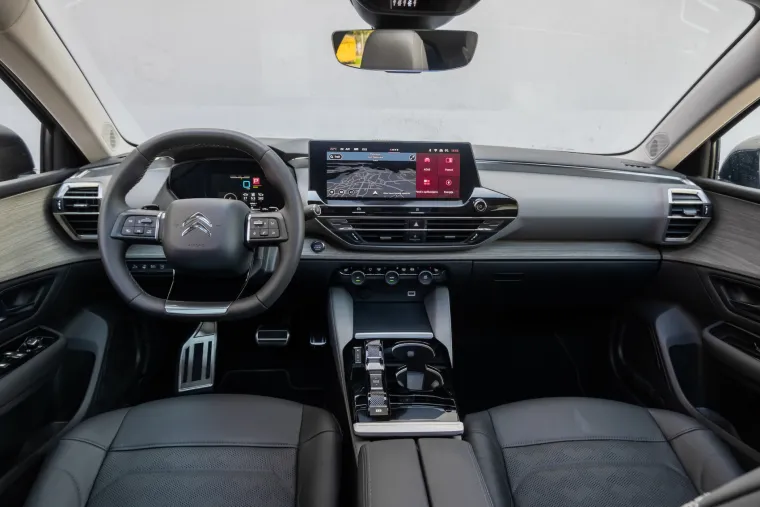 
Njegovo sučelje dizajnirano je poput tableta s dodirnim zaslonom: opcije personalizacije, opće postavke i postavke prikaza, widgeti na početnom zaslonu. Taj sustav ima učinkovitu i jednostavnu funkciju prepoznavanja prirodnog govora, osobnog asistenta koji razumije ono što mu se kaže, odgovara na pitanja i izvršava naredbe, poput osobnog asistenta predstavljenog na konceptnom vozilu 19_19.