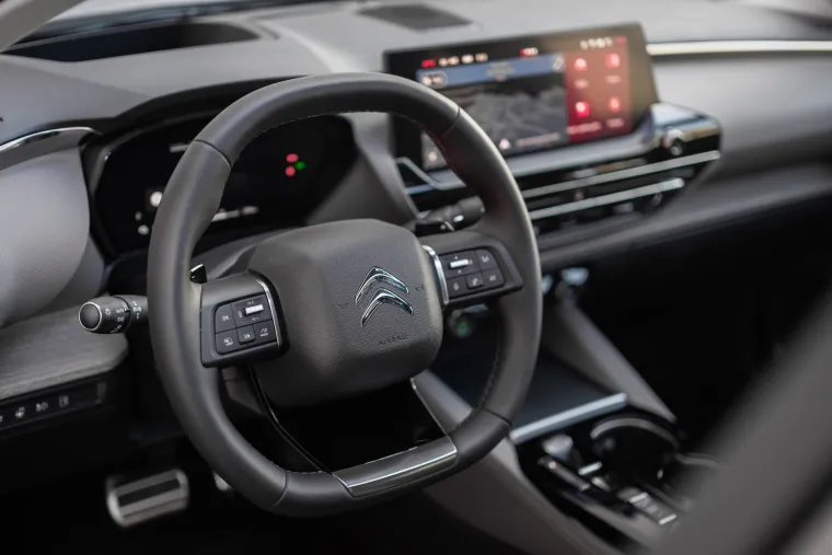 
Cijena za modele s benzinskim motorom od 130 KS kreće od 279.900,05 kuna, dok cijene za hibridne modele kreću od 372.438,29 kuna. Na hrvatskom tržištu automobil će se prodavati od listopada 2022. godine.