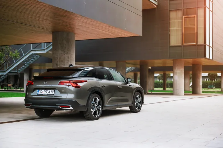 Citro&euml;n predstavio model koji je 'sve u jednom': C5 X spoj je limuzine, karavana i SUV-a, a poznate i cijene u Hrvatskoj