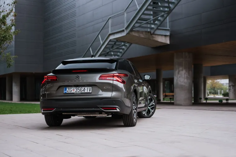 Citro&euml;n predstavio model koji je 'sve u jednom': C5 X spoj je limuzine, karavana i SUV-a, a poznate i cijene u Hrvatskoj