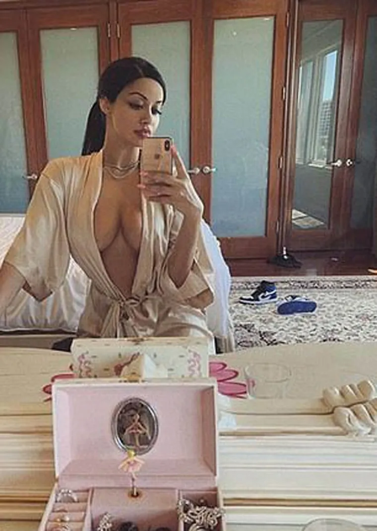 Kar je izjavila i kako se Travis s njom vidio čak i za Valentinovo ove godine te da ona zna da on nju voli, a ne 25-godišnju milijarderku. Rekla je kako je Travis s Kylie samo zbog njezina silnog bogatstva.