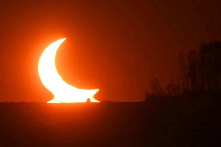 Pogledajte najbolje fotografije djelomične pomrčine Sunca koja se mogla vidjeti i iz Hrvatske