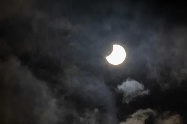 Pogledajte najbolje fotografije djelomične pomrčine Sunca koja se mogla vidjeti i iz Hrvatske