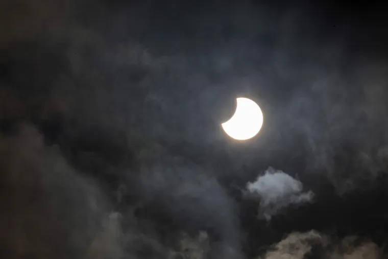 Pogledajte najbolje fotografije djelomične pomrčine Sunca koja se mogla vidjeti i iz Hrvatske