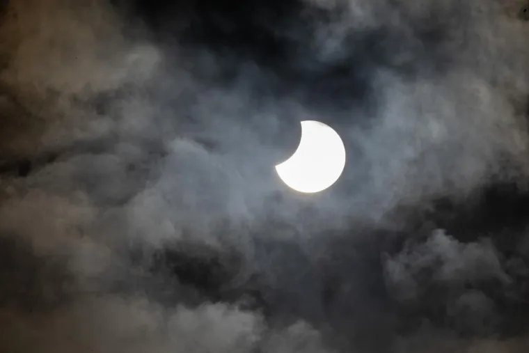 Pogledajte najbolje fotografije djelomične pomrčine Sunca koja se mogla vidjeti i iz Hrvatske