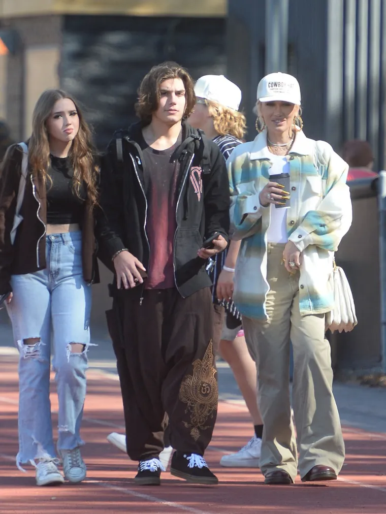 Prepoznajete li veliku zvijezdu 2000-ih? Kako vrijeme leti, danas joj je sin odrastao i ljubaka se pred njom