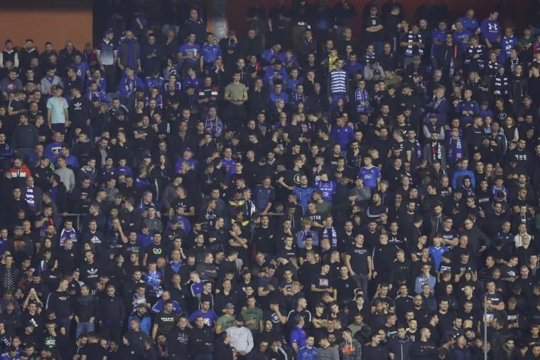 Maksimir grmi na početku utakmice, na tribinama se pojavio veliki kapetan Vatrenih i zanimljiva poruka Boysa